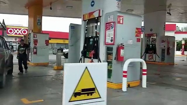 Denuncian automovilistas desbasto de gasolina en Monterrey