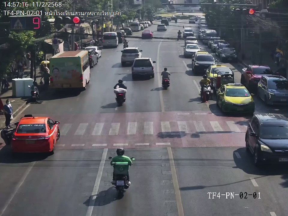 เปิดภาพนาที เก๋งฝ่าไฟแดง ชน เด็กสวนกุหลาบ ข้ามทางม้าลาย ตร.แจ้ง 2 ข้อหา