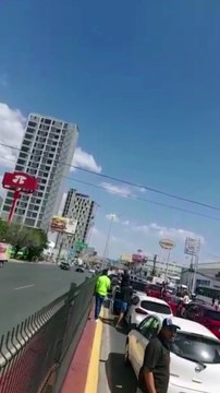 Ciudadanos bloquean avenida Garza Sada en Monterrey por cortes de agua