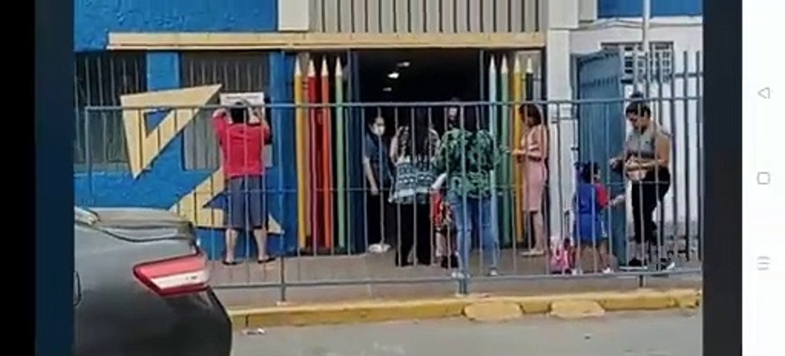 De pisa y corre llegan papás a dejar a sus hijos a escuelas