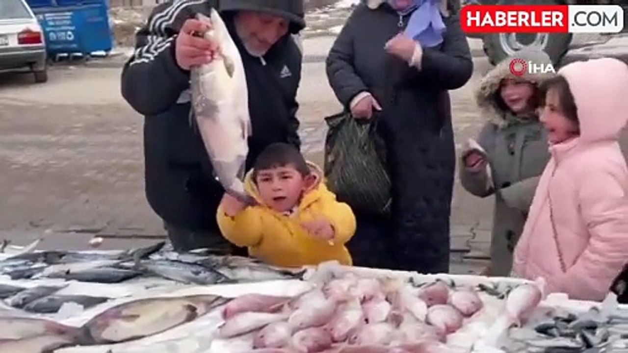 Balık Sevdası: Çocuk Üzüntüsünü Ağlayarak Gösterdi, Hediye Alınca Mutluluğu Paylaştı