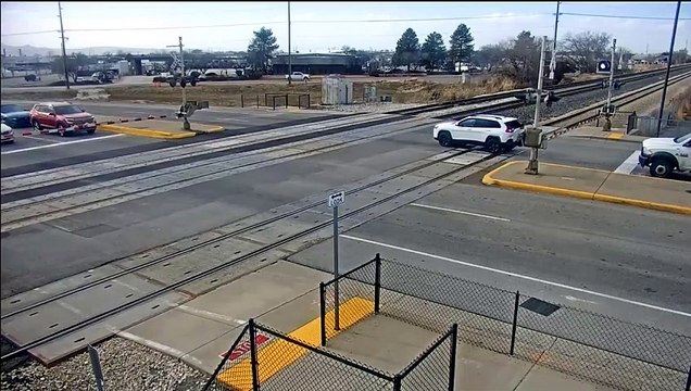 Condutor escapa (por segundos) a colisão com comboio no Utah. O vídeo