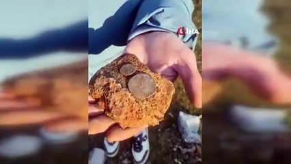 Lise son sınıf öğrencisi piknikte bulduğu 2 adet bronz sikkeyi müzeye teslim etti