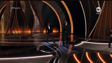 Will Smith le da tremenda cachetada a Chris Rock en plena entrega del Óscar