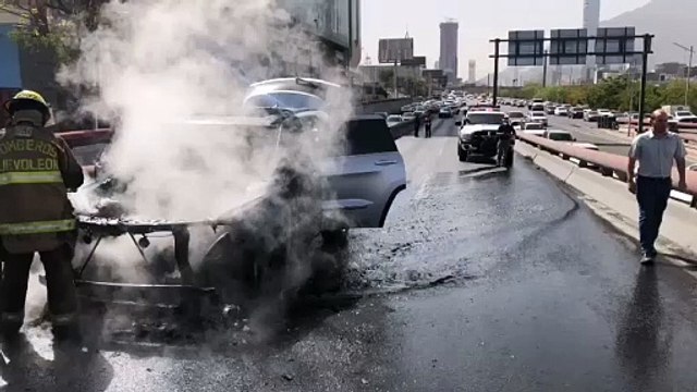 Fuego consume camioneta en Morones Prieto