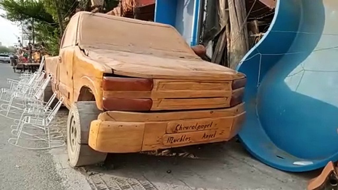 ¡Artesanal! Una camioneta hecha de madera
