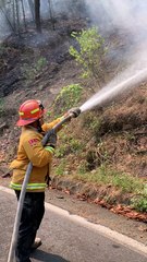 Bombardearán nubes hoy en zona de incendio en Santiago