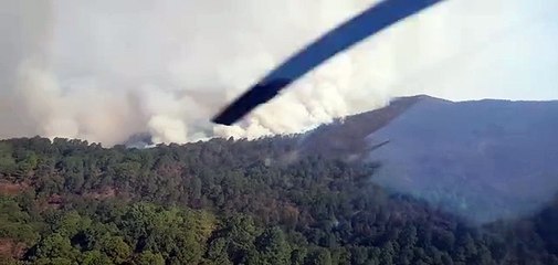 Evacuan a 45 familias ante el avance del incendio en la sierra de Santiago
