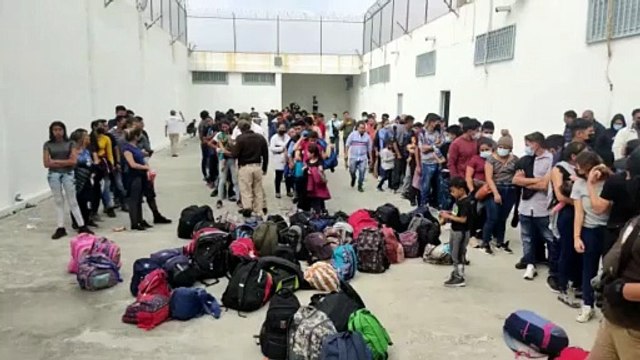 Rescata policía de Cadereyta a 179 migrantes, hay tres polleros detenidos