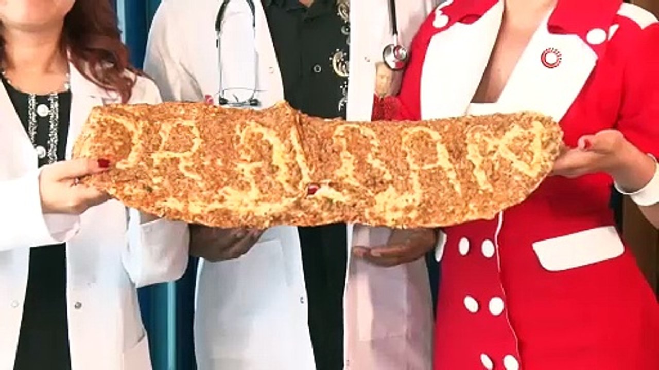 Nijeryalı ünlü müzisyen Dr. Alban İstanbul’a geldi: Lahmacun ve çiğ köfteyle karşılandı