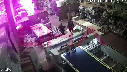 Kayseri'deki fabrika yangını faciasında işçiler alevlerin arasından kurtulmayı beklemiş