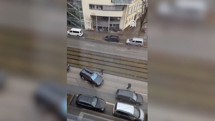 Almanya'da araç kalabalığın arasına daldı!