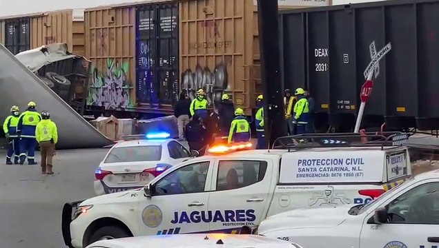 Intenta ganar paso al tren y trailero es embestido