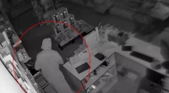 Kadın kılığına girip hırsızlık yaptı: Yakayı ele verdi