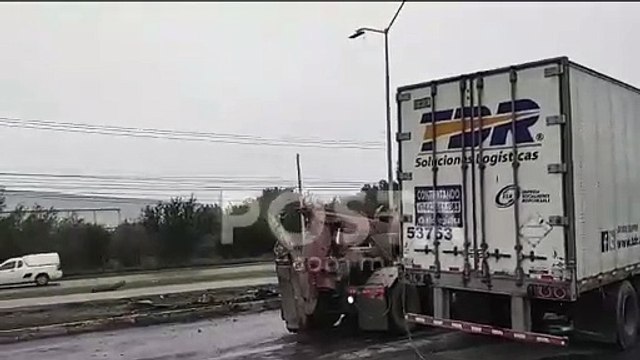 Choque de tráileres provoca tráfico en Libramiento Noroeste