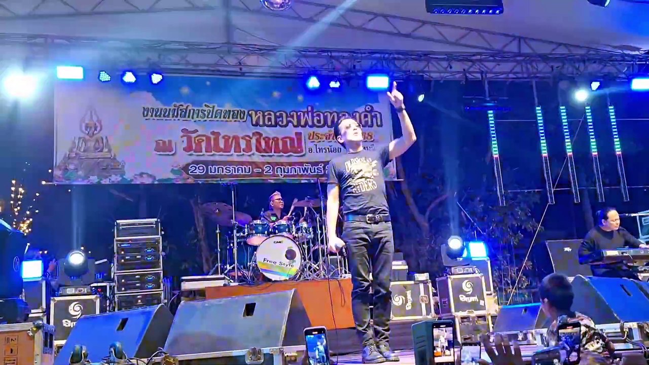 คอนเสิร์ตยุค90 กับบิลลี่ โอแกน สุดมันส์ ที่งานประจำปีวัดไทรใหญ่ นนทบุรี