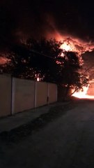 Consume fuego almacén de plástico; rescatistas tardan en respuesta