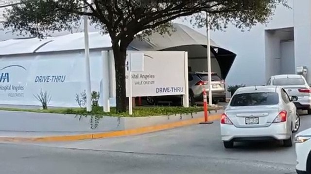 ¡Desesperados! Regios llegan a drive thru privados para prueba COVID-19