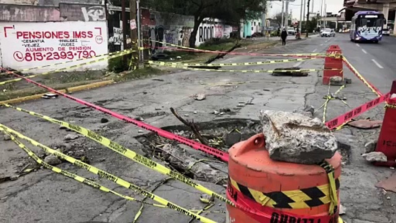 Bloquea socavón carriles de la carretera a Colombia, lleva dos meses así
