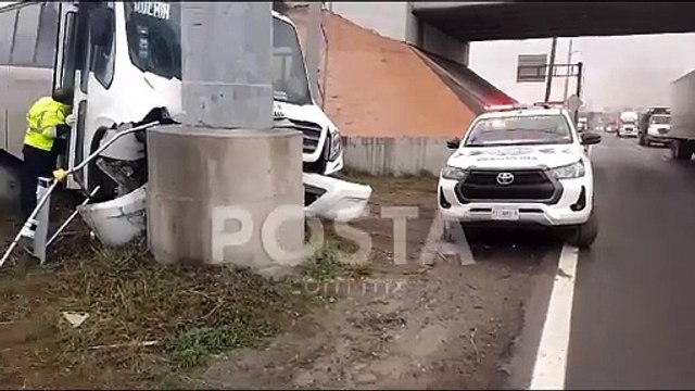 Camión de personal derrapa y choca con poste en autopista, hay ocho lesionados
