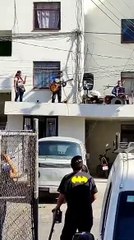 ¡Súbele vecino! Se ponen a tocar éxitos de The Beatles en terraza