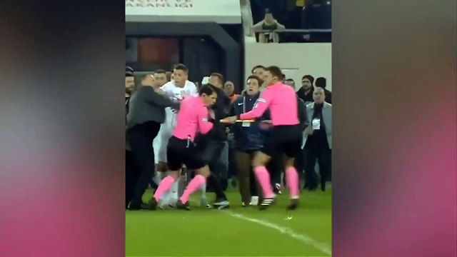 Pugno all'arbitro di Bruges-Atalanta: il video del colpo in faccia di un anno fa