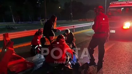 Choca motociclista contra señalamientos en Monterrey