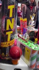 Venden pirotecnia en puestos del centro de Monterrey, ¡les vale!