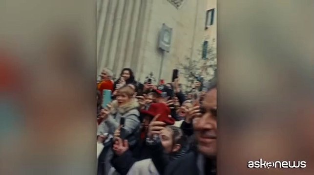 Irama annuncia il suo primo live a San Siro nel 2026 dalle strade di Sanremo