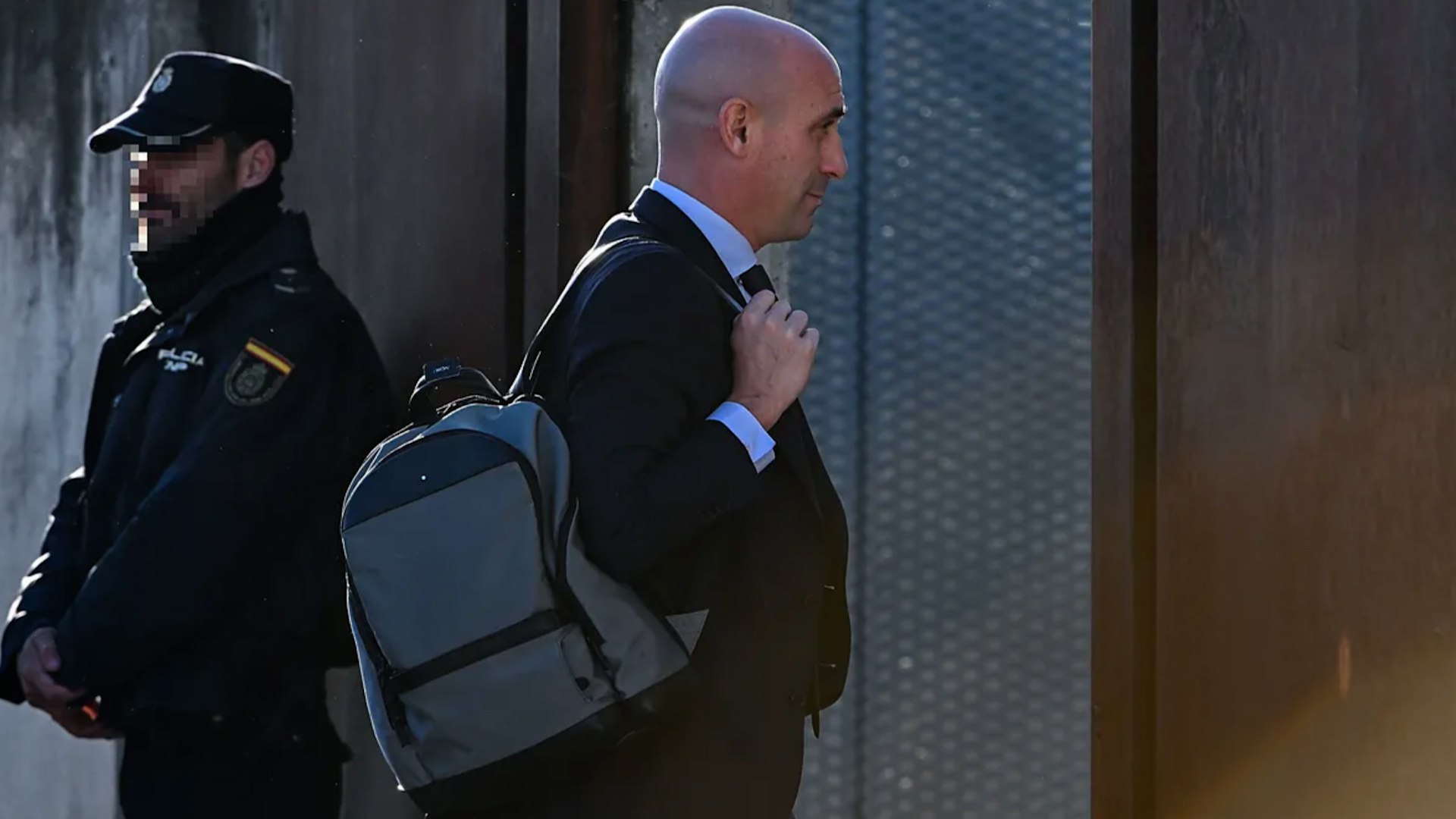 El abogado de la futbolista Jennifer Hermoso, �ngel Chavarr�a, ha pedido una sentencia condenatoria para el ex presidente de la Real Federaci�n Espa�ola de F�tbol, Luis Rubiales, dejando claro que la jugadora no le dio permiso para que le propinase un beso. "No estamos ante un consentimiento, es un sometimiento", ha asegurado.