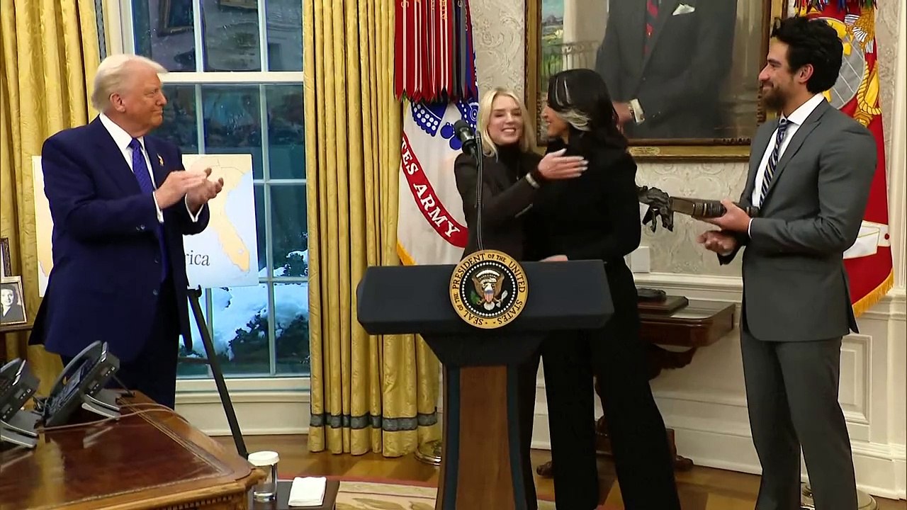 Umstrittene neue us-geheimdienstdirektorin gabbard vereidigt