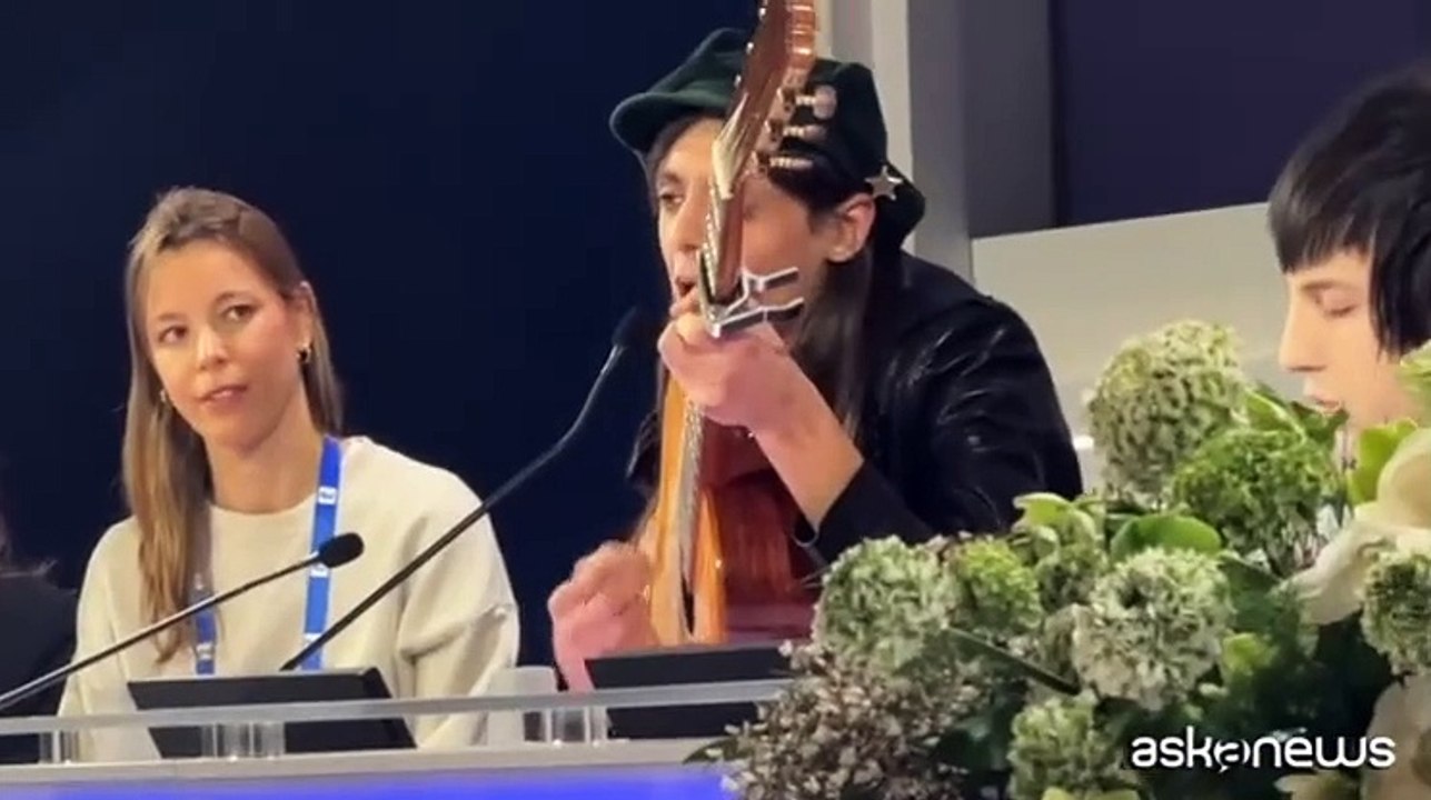 A Sanremo, Lucio Corsi canta in sala stampa l'inedito "Francis Delacroix"