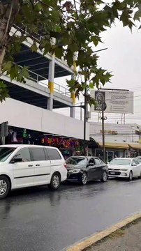 Automovilistas hacen fila afuera de estacionamiento lleno y provocan caos vial