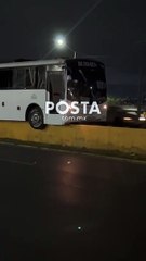 Camión se queda atorado en pleno camellón de Constitución