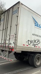 Caja de tráiler se rompe en Zaragoza, generando kilómetros de congestión vial