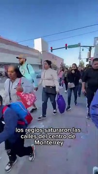 Regios abarrotan calles del centro de Monterrey