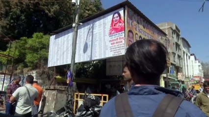 Bhopal: जॉब दिलाने वाले पोस्टर पर विवाद, लोगों ने कहा- लिस्ट में 8-10 नाम हमारा भी डालना था