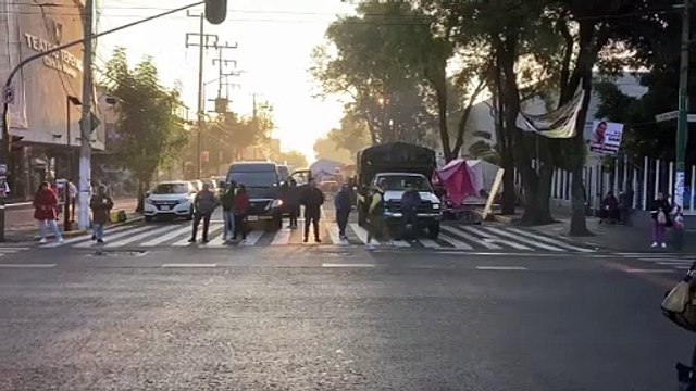 Comerciantes de tianguis Victoria cierran vialidades, exigen retomar espacios