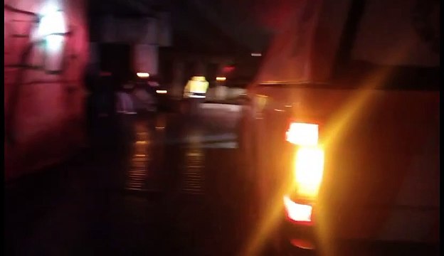 Queda colgado taxi de aplicación en un puente del Libramiento Noroeste