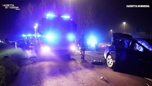 Modena, auto finisce nel fosso all'imbocco della tangenziale e rimbalza in strada distrutta