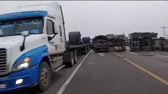 Vuelca tractocamión con pipa en la carretera Tula- San Luis Potosí