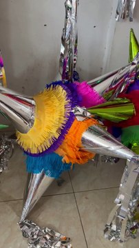 Piñatas decembrinas: Elabora familia colorida tradición ¡No pierden el tino!