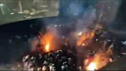 VIDEO: Lanzan fuegos artificiales en un cine de la India y causan terror