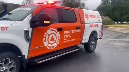 Rescatan a personas en carro por creciente de ríos en Ejido El Milagro en García