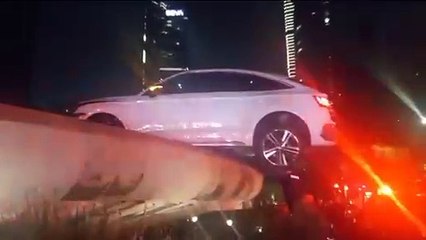 Camioneta termina atrapada sobre la fuente de la Diana Cazadora