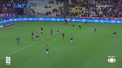 De La Cruz acerta cotovelada em Matheus Martins em Flamengo x Botafogo; arbitragem dá amarelo
