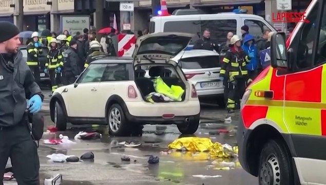 Auto sulla folla Monaco di Baviera, i feriti portati via in barella