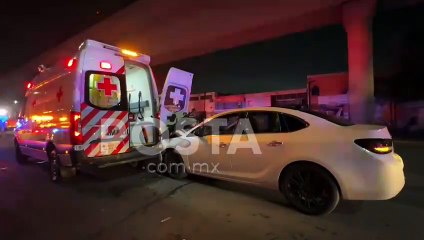 Choca auto contra ambulancia y hiere a paramédico