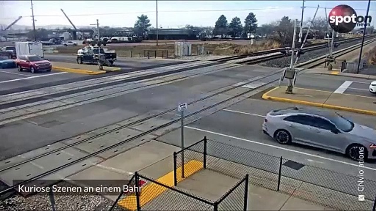 Zug reißt SUV in Stücke - Fahrer entkommt knapp