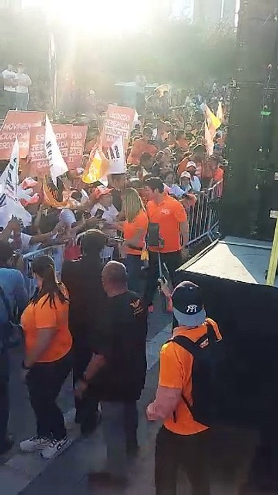 Regios pintan de naranja la Explanada Santa Lucía en apoyo a Samuel